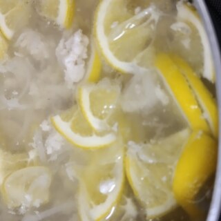 国産レモンを使った鶏ひき肉と白ネギのレモンスープ